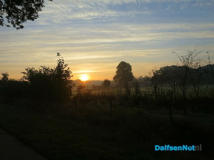 Opkomende zon en plaatselijk vorst - Foto: Wim