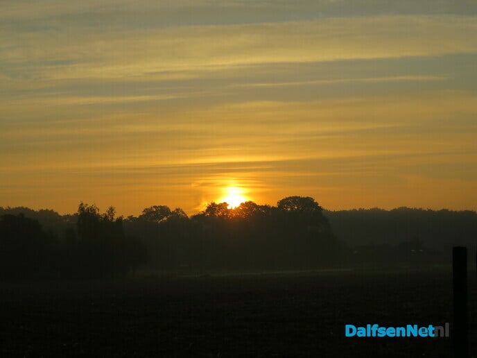 Opkomende zon en plaatselijk vorst - Foto: Wim