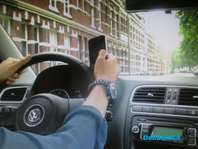 Risico`s van smartphonegebruik in het verkeer - Foto: Ingezonden foto