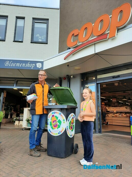 Myla geeft een kadootje! - Foto: Ingezonden foto
