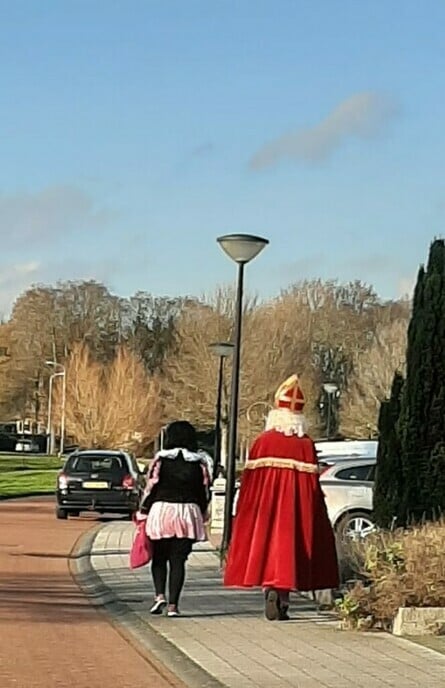 De Sint met zijn traditionele piet aan huis