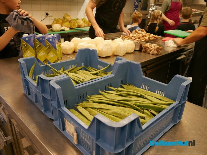 Leerlingen maken 75 liter soep! - Foto: Ingezonden foto