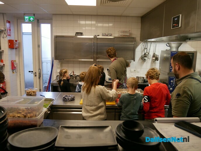 Leerlingen maken 75 liter soep! - Foto: Ingezonden foto