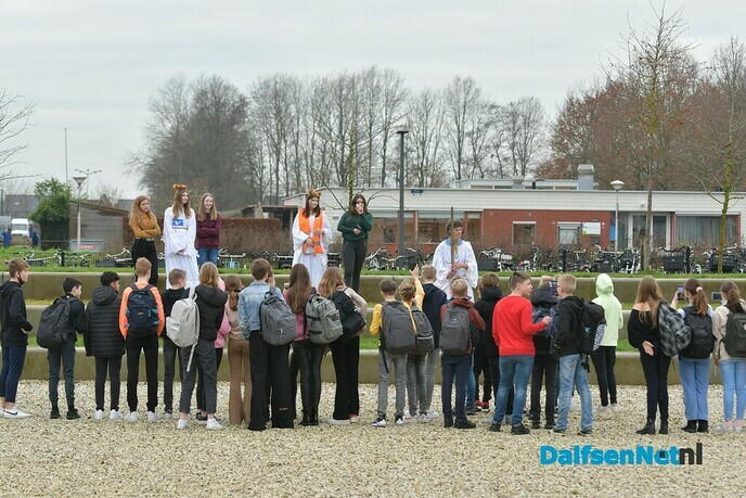 Leerlingen Agnieten College zingen “ Schijn een liggie op mij “ - Foto: Johan Bokma