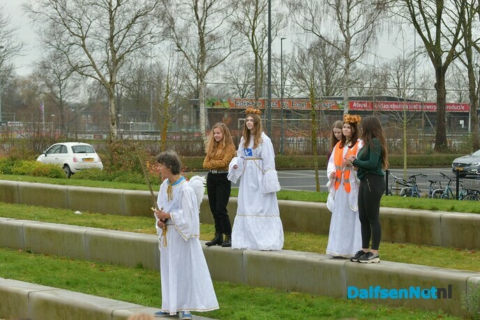 Leerlingen Agnieten College zingen “ Schijn een liggie op mij “ - Foto: Johan Bokma