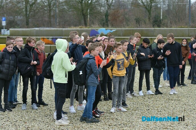 Leerlingen Agnieten College zingen “ Schijn een liggie op mij “ - Foto: Johan Bokma