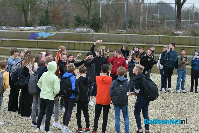 Leerlingen Agnieten College zingen “ Schijn een liggie op mij “ - Foto: Johan Bokma