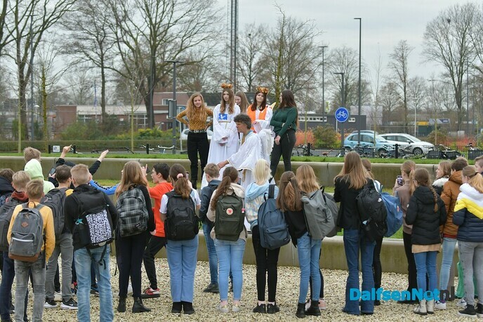 Leerlingen Agnieten College zingen “ Schijn een liggie op mij “ - Foto: Johan Bokma