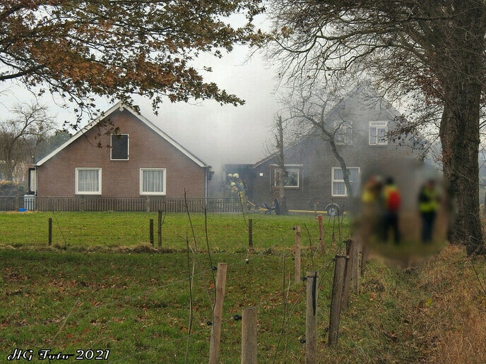 Grote schuurbrand in Nieuwleusen, 2 gewonden
