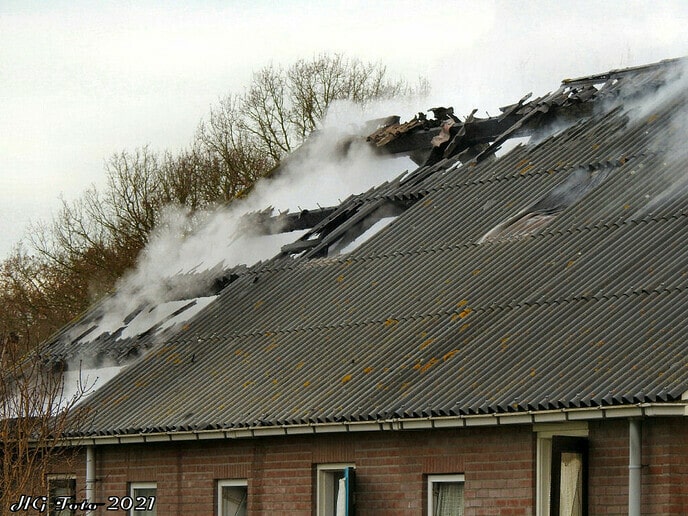 Grote schuurbrand in Nieuwleusen, 2 gewonden