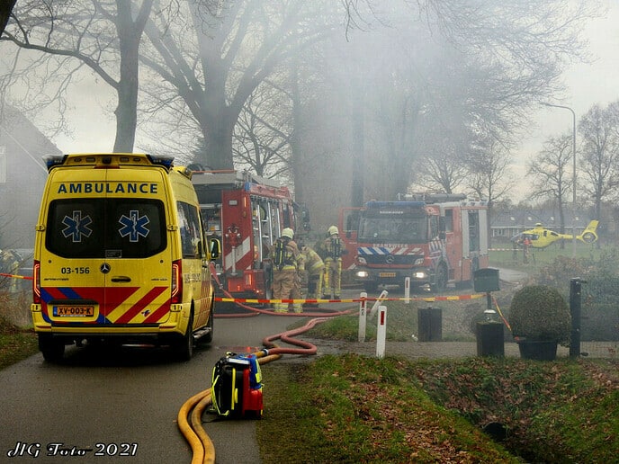 Grote schuurbrand in Nieuwleusen, 2 gewonden