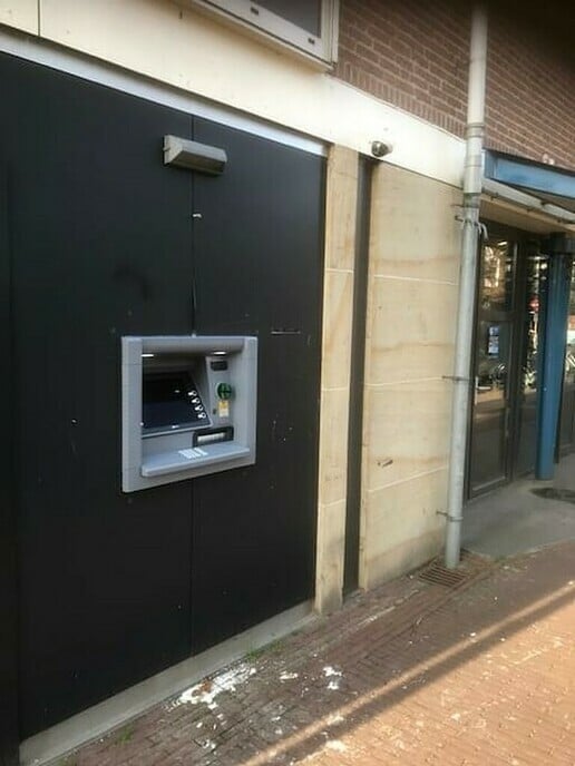 Nieuwe geldautomaat geplaatst op het Kerkplein - Foto: Eigen geleverde foto