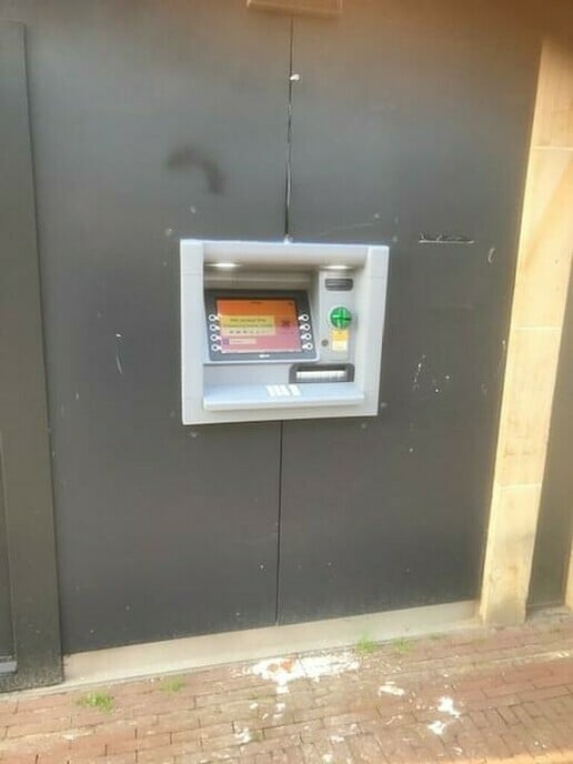 Nieuwe geldautomaat geplaatst op het Kerkplein - Foto: Eigen geleverde foto
