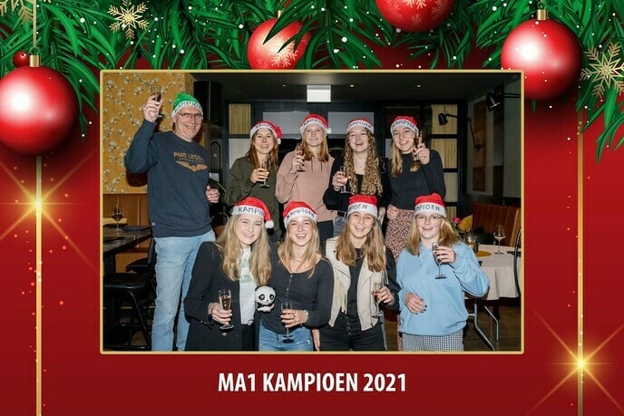 Een kerstmuts in plaats van een medaille voor Flash MA1 - Foto: Ingezonden foto