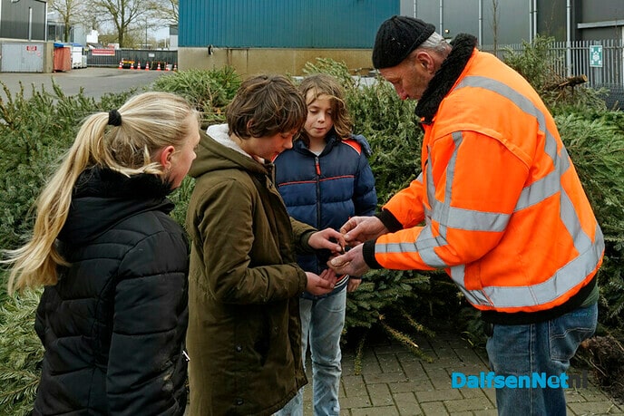 Kerstbomen inleveren door schooljeugd - Foto: Paul Scholten