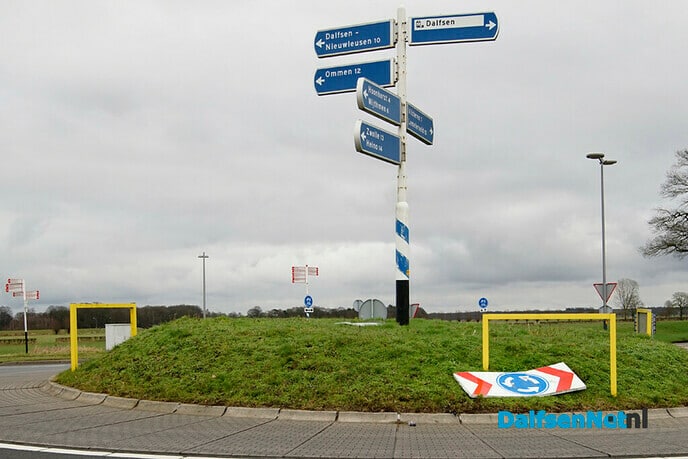 Vernielingen bij rotonde Poppenallee/Stationsweg - Foto: Paul Scholten