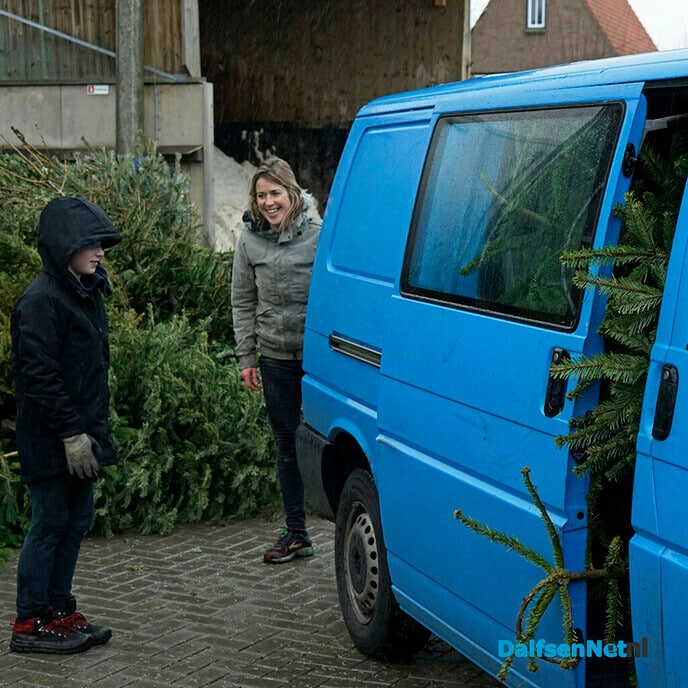 Kerstbomen inleveren door schooljeugd - Foto: Paul Scholten