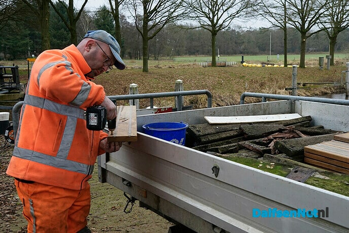 Nieuwe planken voor brug over sluis Vilsteren - Foto: Paul Scholten