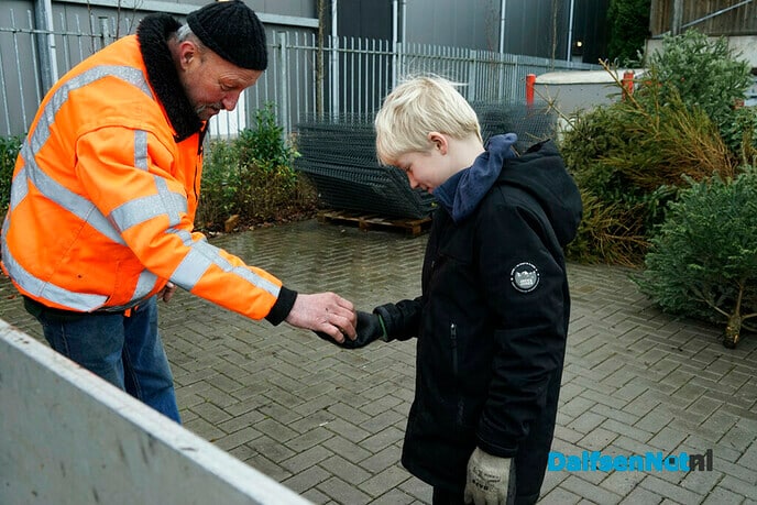 Kerstbomen inleveren door schooljeugd - Foto: Paul Scholten
