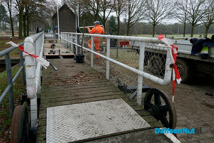 Nieuwe planken voor brug over sluis Vilsteren - Foto: Paul Scholten