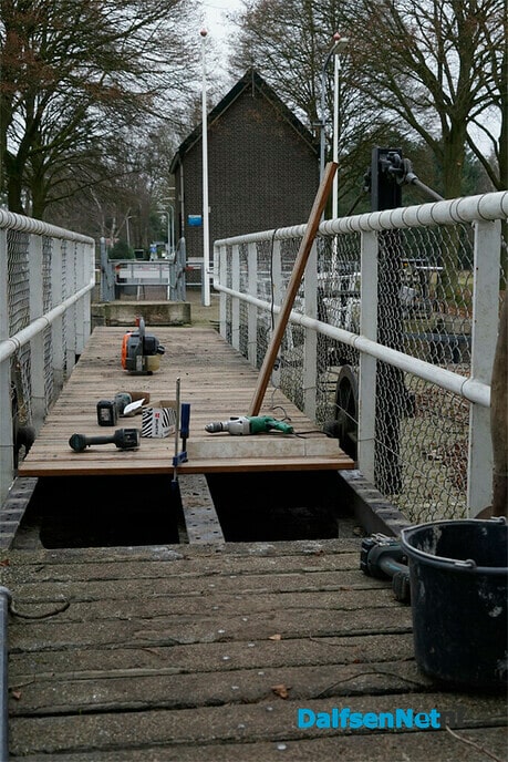 Nieuwe planken voor brug over sluis Vilsteren - Foto: Paul Scholten