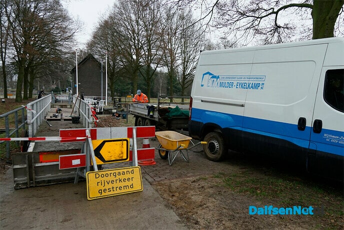Nieuwe planken voor brug over sluis Vilsteren - Foto: Paul Scholten