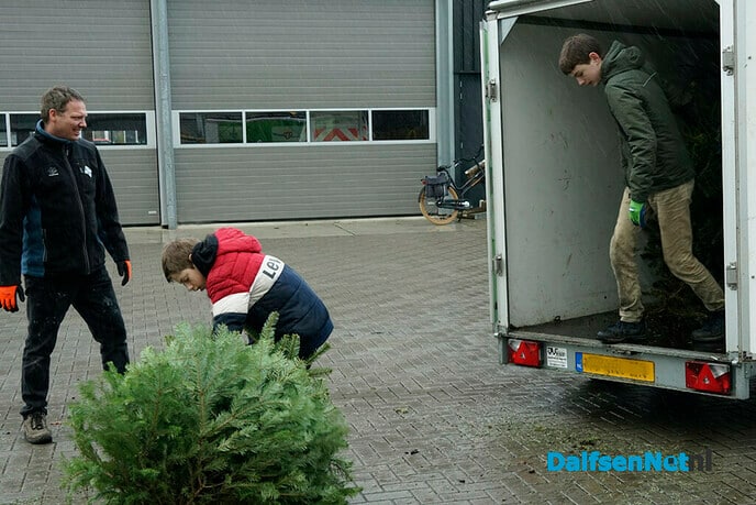 Kerstbomen inleveren door schooljeugd - Foto: Paul Scholten