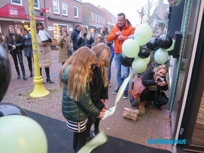 Kapsalon Haar-Inspiratie officieel geopend - Foto: Wim