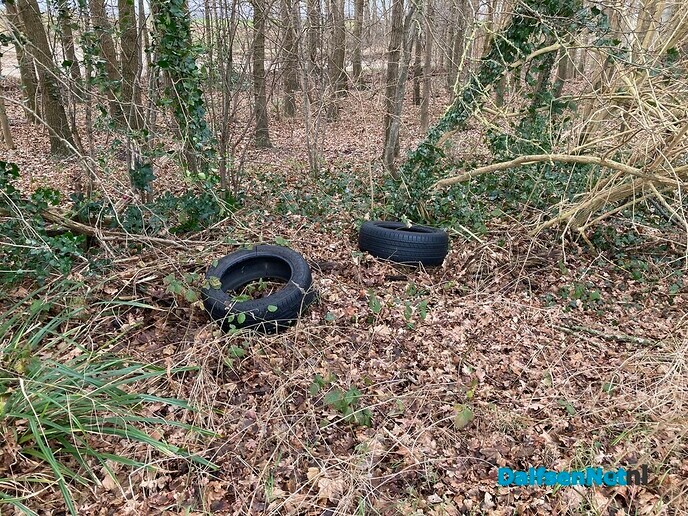 Rotzooi in berm De Broekhuizen - Foto: Ingezonden foto
