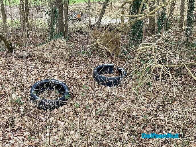 Rotzooi in berm De Broekhuizen - Foto: Ingezonden foto