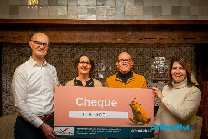Vechtgenotenhuis Ommen ontvangt cheque t.w.v. €4000.- van Heutink Groep - Foto: Ingezonden foto