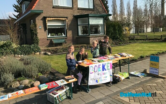 Boekenmarkt aan de Wilhelminastraat voor Oekraine - Foto: Ingezonden foto