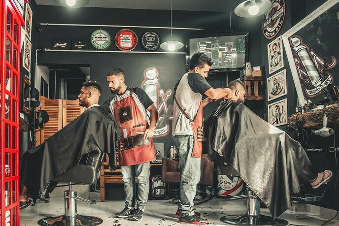 Een nieuw kapsel laten knippen door een barbier