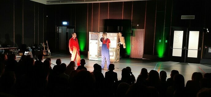 Genieten van theatervoorstelling - Foto: Gemeente Dalfsen