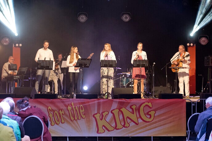 Een volle feesttent met Sing for the King - Foto: Geert Bistervels