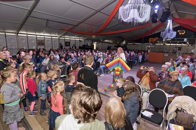 Een volle feesttent met Sing for the King - Foto: Geert Bistervels