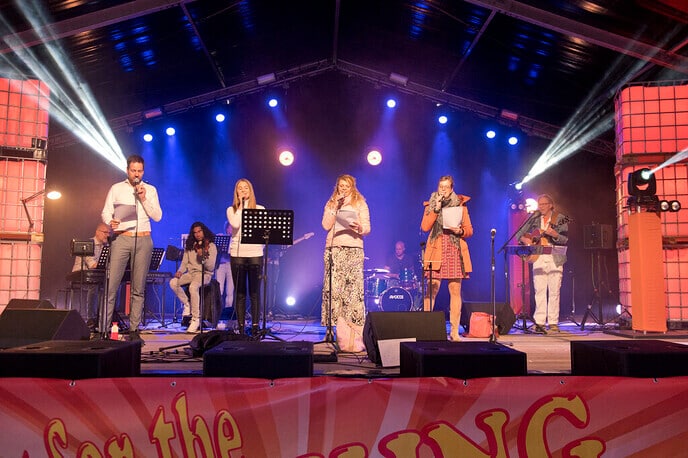 Een volle feesttent met Sing for the King - Foto: Geert Bistervels