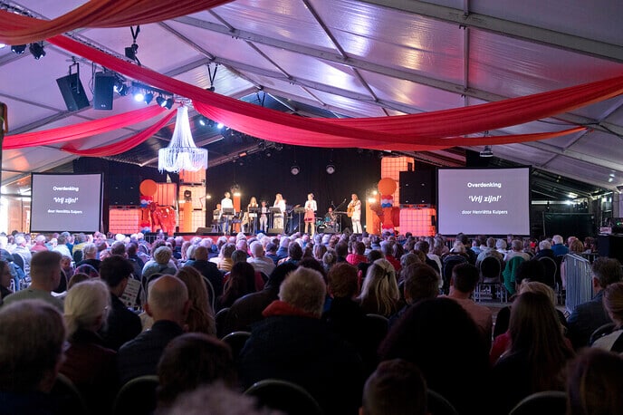 Een volle feesttent met Sing for the King - Foto: Geert Bistervels