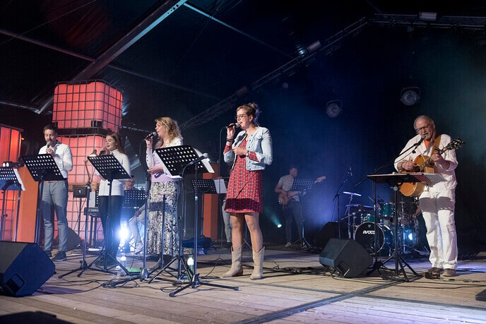 Een volle feesttent met Sing for the King - Foto: Geert Bistervels