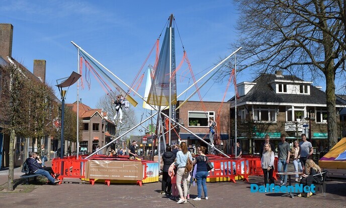Drukbezochte en gezellige paaszaterdag in het centrum van Dalfsen - Foto: Johan Bokma