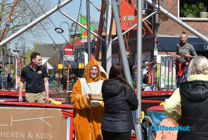Bungeetrampoline, eieren zoeken en paashazen in het centrum - Foto: Johan Bokma