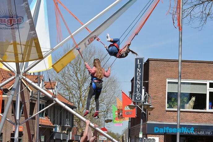 Drukbezochte en gezellige paaszaterdag in het centrum van Dalfsen - Foto: Johan Bokma