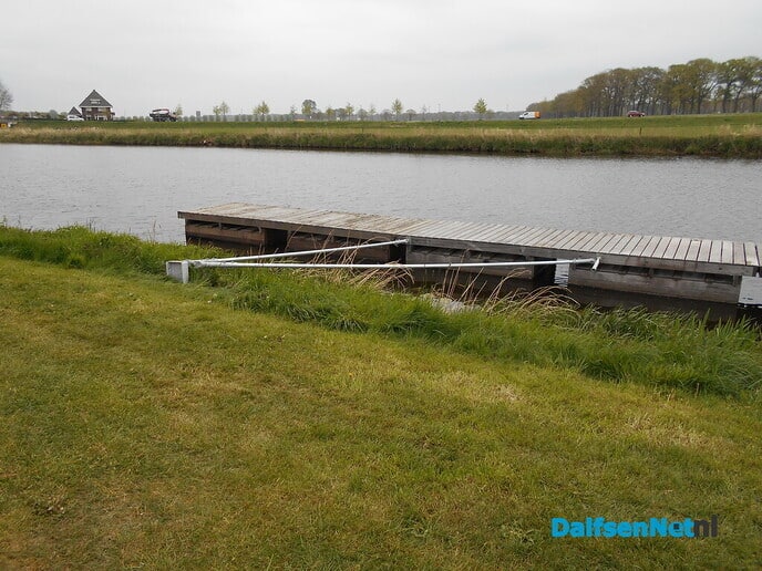 Drijvende aanlegsteiger geplaatst