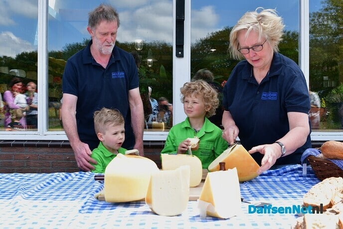 De eerste graskaas aangesneden bij kaasboerderij Heileuver - Foto: Johan Bokma