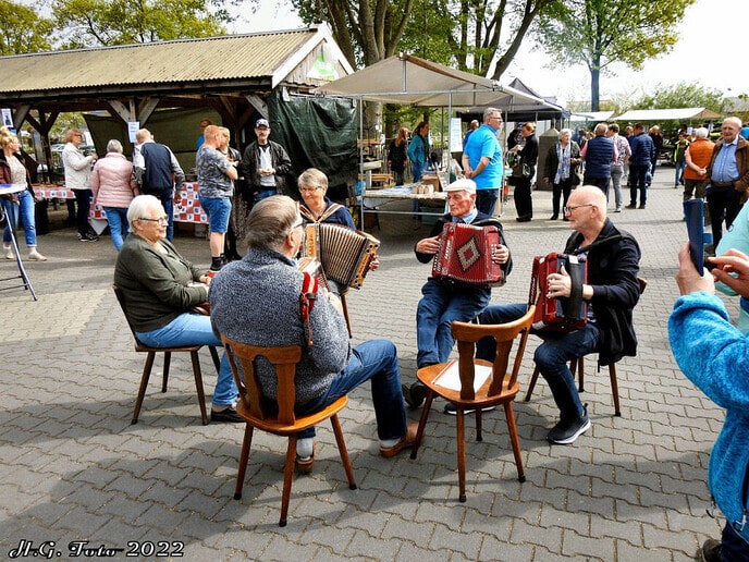 Meimarkt Molen Massier druk bezocht.