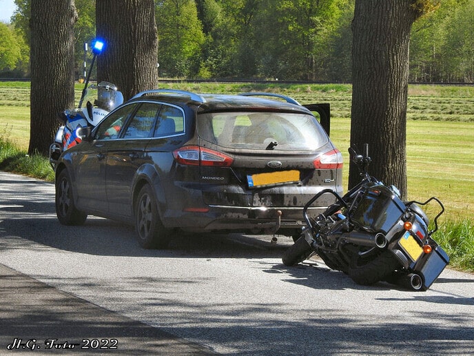 Motorrijder ramt auto van achteren