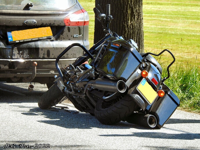 Motorrijder ramt auto van achteren