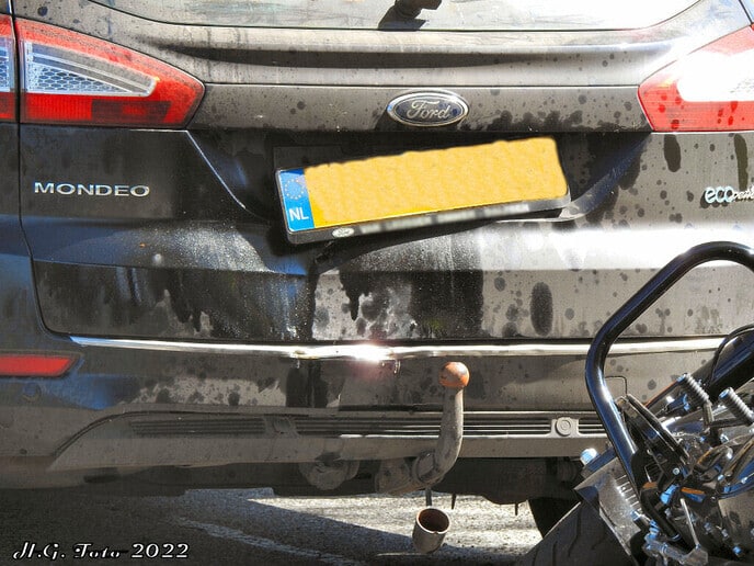 Motorrijder ramt auto van achteren