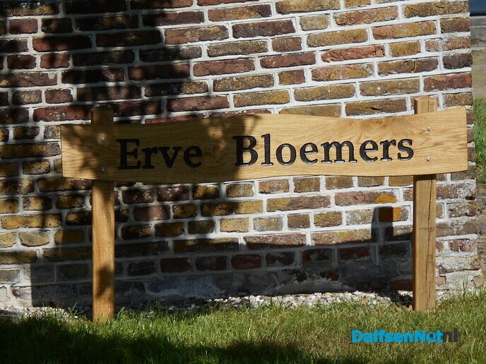 Bord met naam van de boerderij
