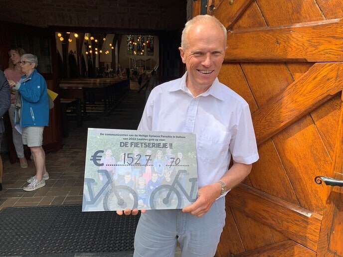 Mooi bedrag voor de Fietserieje in Dalfsen - Foto: Ingezonden foto